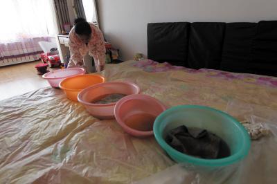 德庆楼上漏水，住户失联，小区没物管，业主维权难！律师来支招……